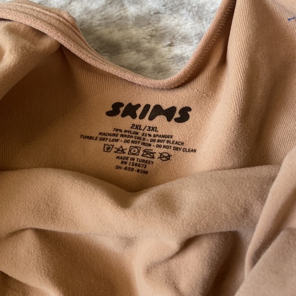 Skims Sculpting Bodysuit - Picture 4 of 8